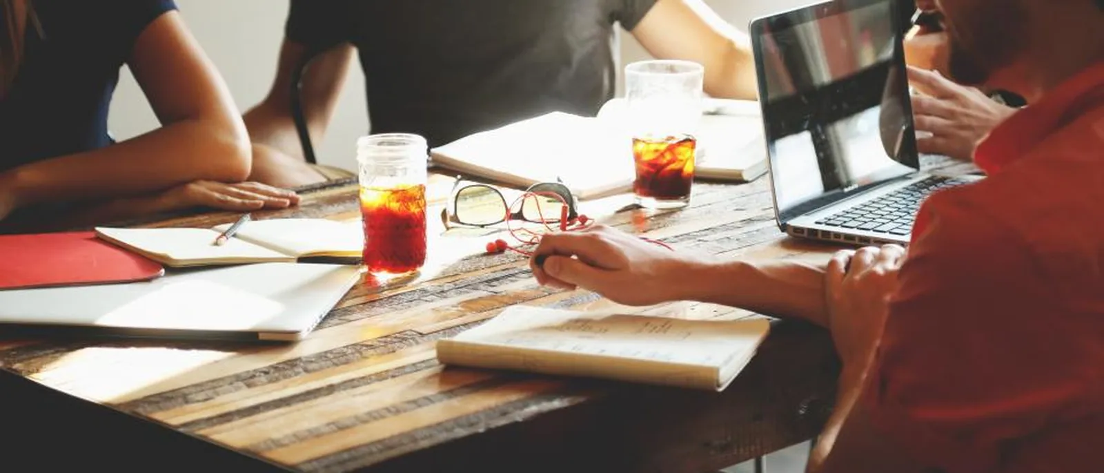 Working session around a wood table